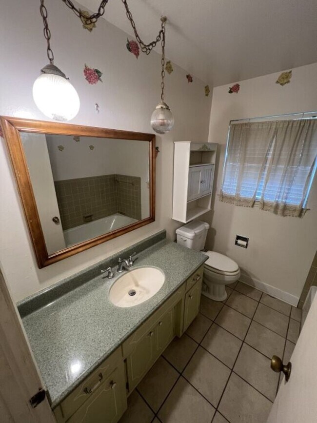 Building Photo - Charming 3-Bed + Office/Flex in Establishe...