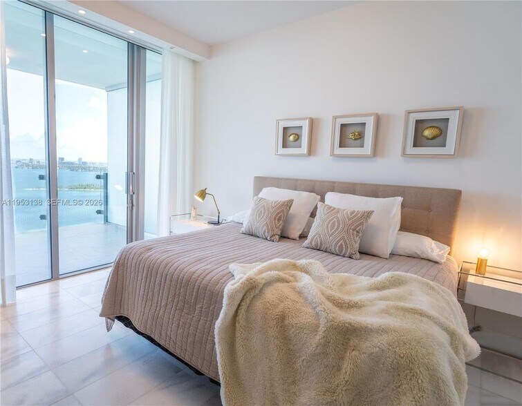 Building Photo - 700 NE 26th Terrace