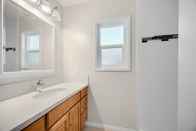 Building Photo - 3 Bed / 2 Bath Home with 2 Car Garage