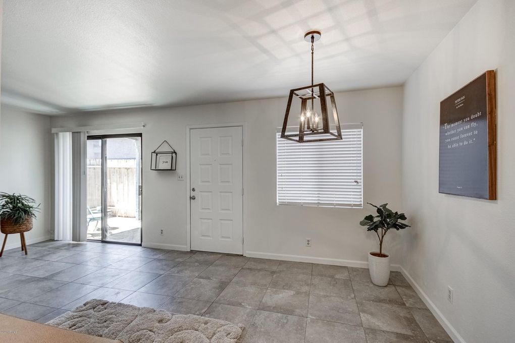 Building Photo - 286 W Palomino Dr