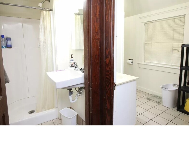 Building Photo - 523 S 4th Ave