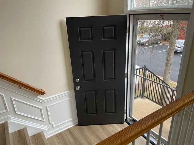 Building Photo - Elegant And Spacious 3 Bed 3.5 Bath Townhome In Vibrant Loudon Parkway Center