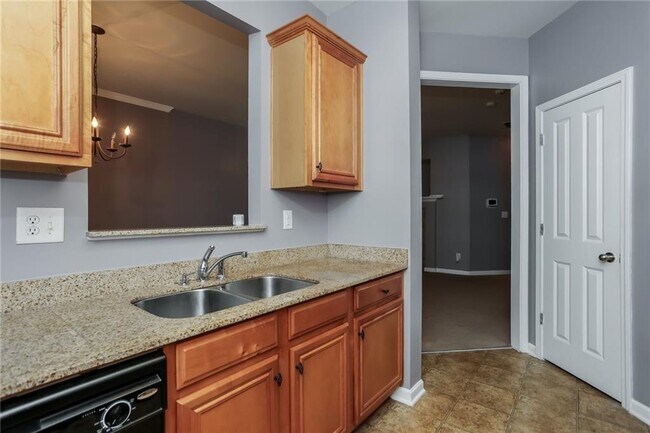 Building Photo - 2860 Ridgeview Dr