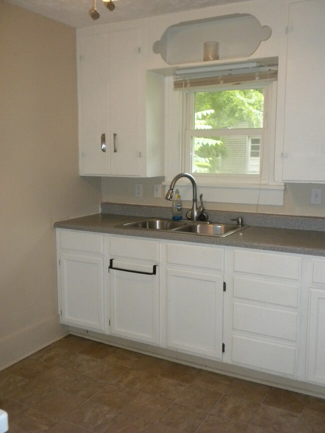 Building Photo - 2 bedroom/1 bathroom home