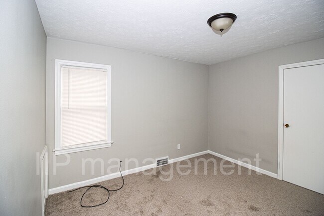 Building Photo - University Heights 4bed gorgeous 2nd Floor...