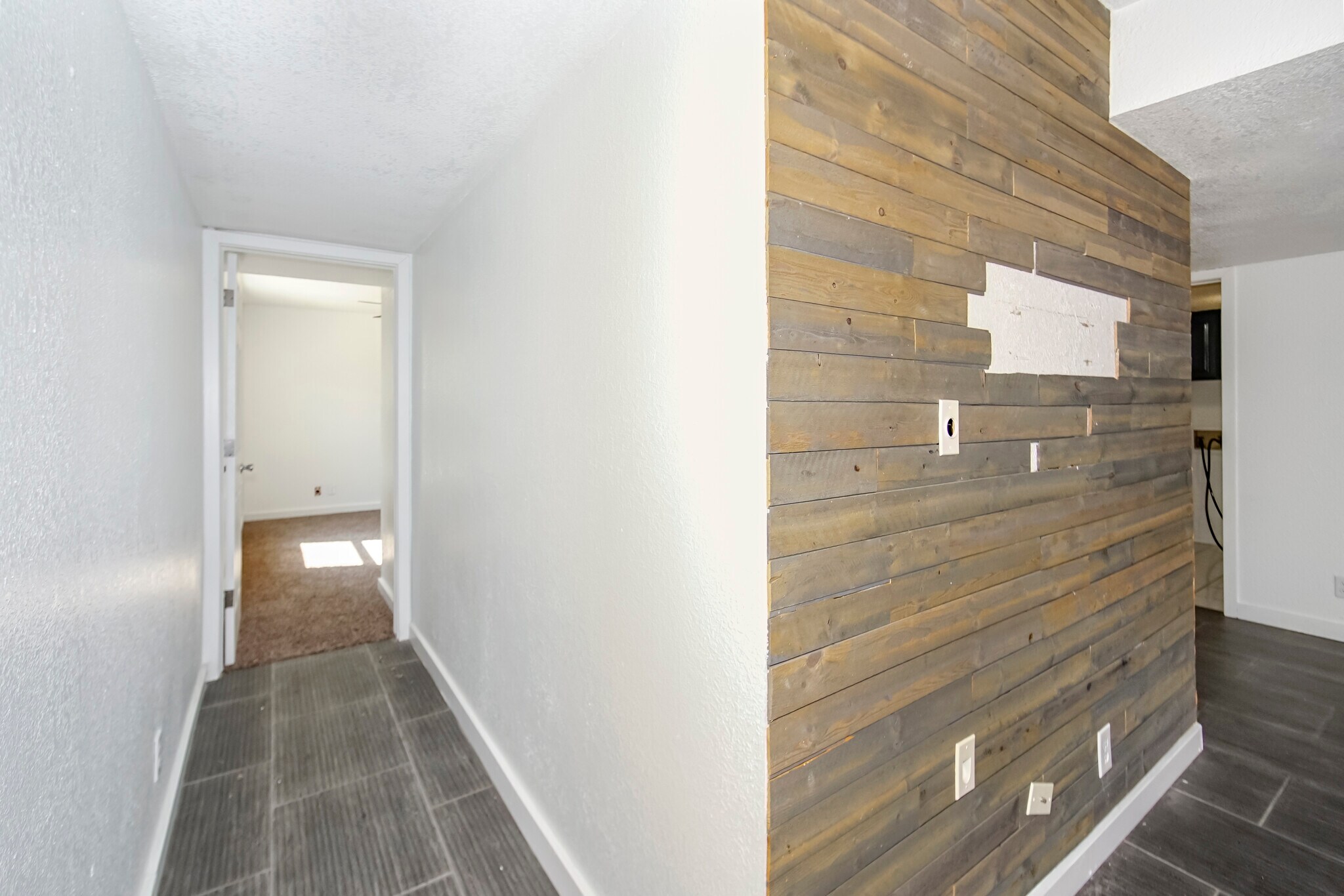 Building Photo - 908 Los Pinos Way