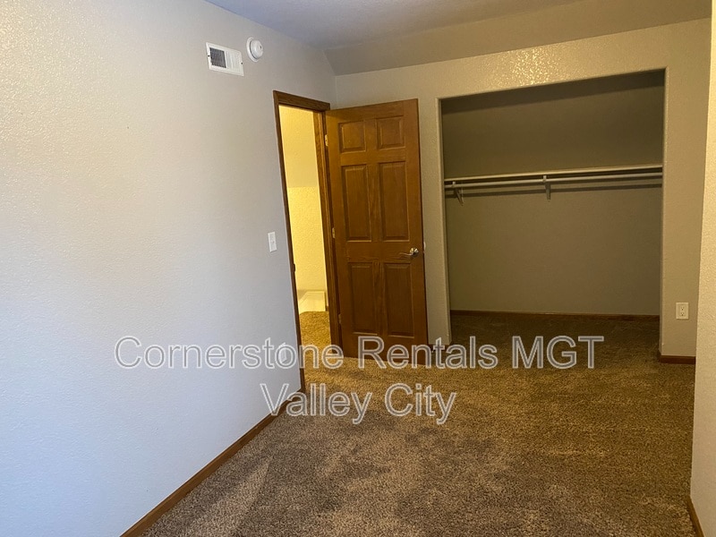 Building Photo - 642 2nd Ave NW