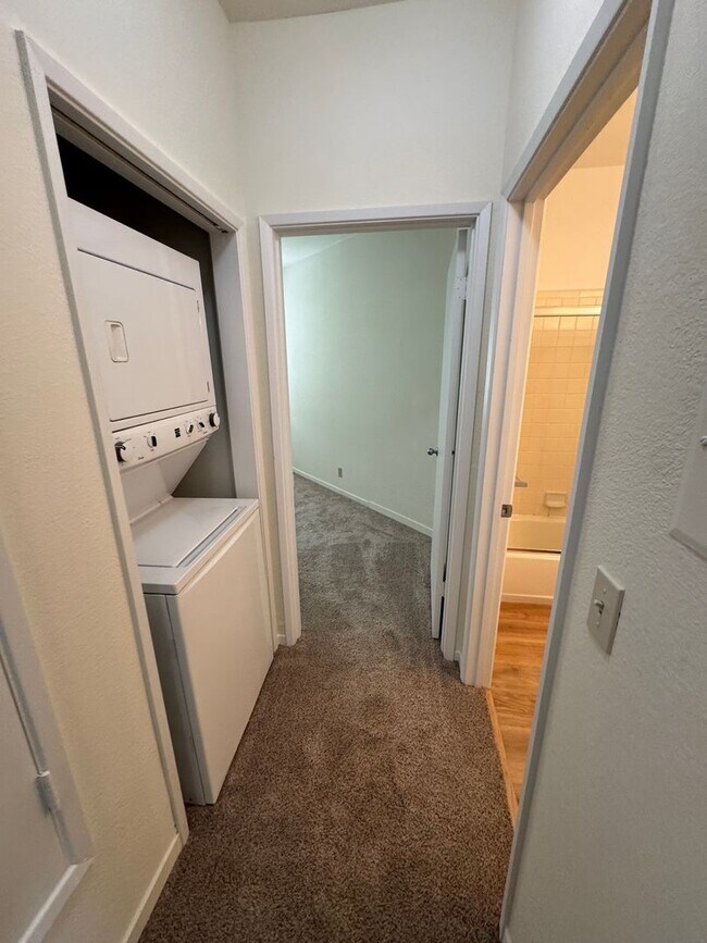 Building Photo - Single Level Lower Condo at Woodside Terrace