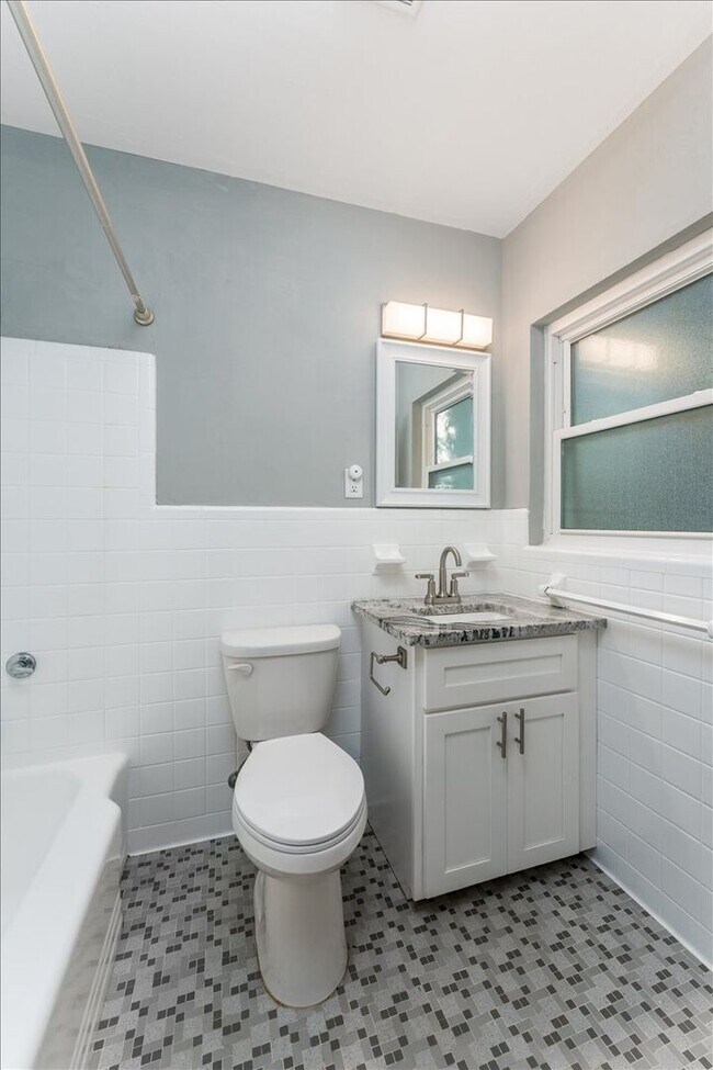 Building Photo - 3 Bed / 2 Bath in Levy Park