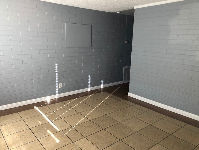 Building Photo - 447 E Merlayne Dr