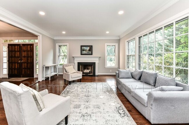 Building Photo - 2030 Spring Branch Dr