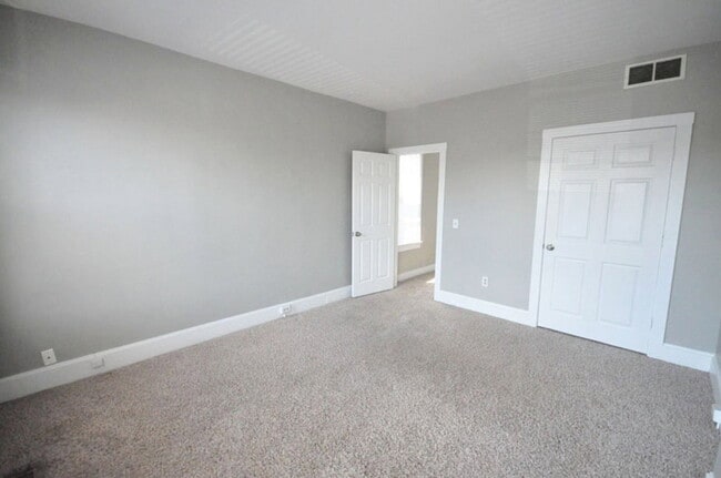 Building Photo - 495 S Lazelle St