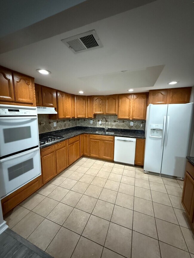 Building Photo - Adorable Fully renovated Townhouse in Bowie