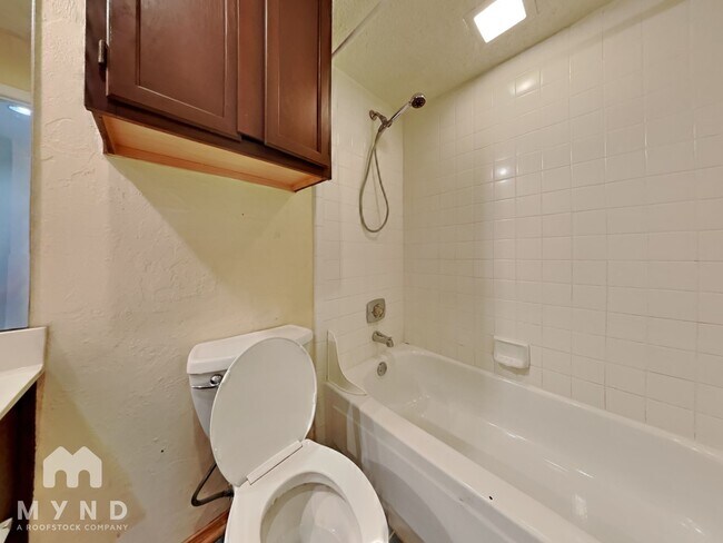 Building Photo - 633 Albrook Dr