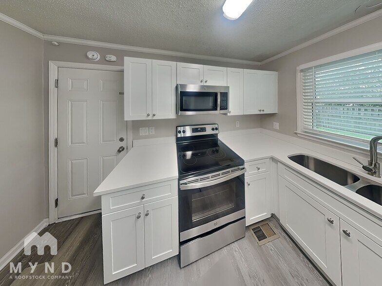 Building Photo - 907 Briar Ct