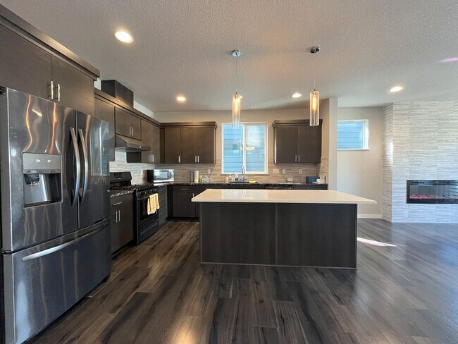 Building Photo - Three-Level Modern Living with Open Floor ...