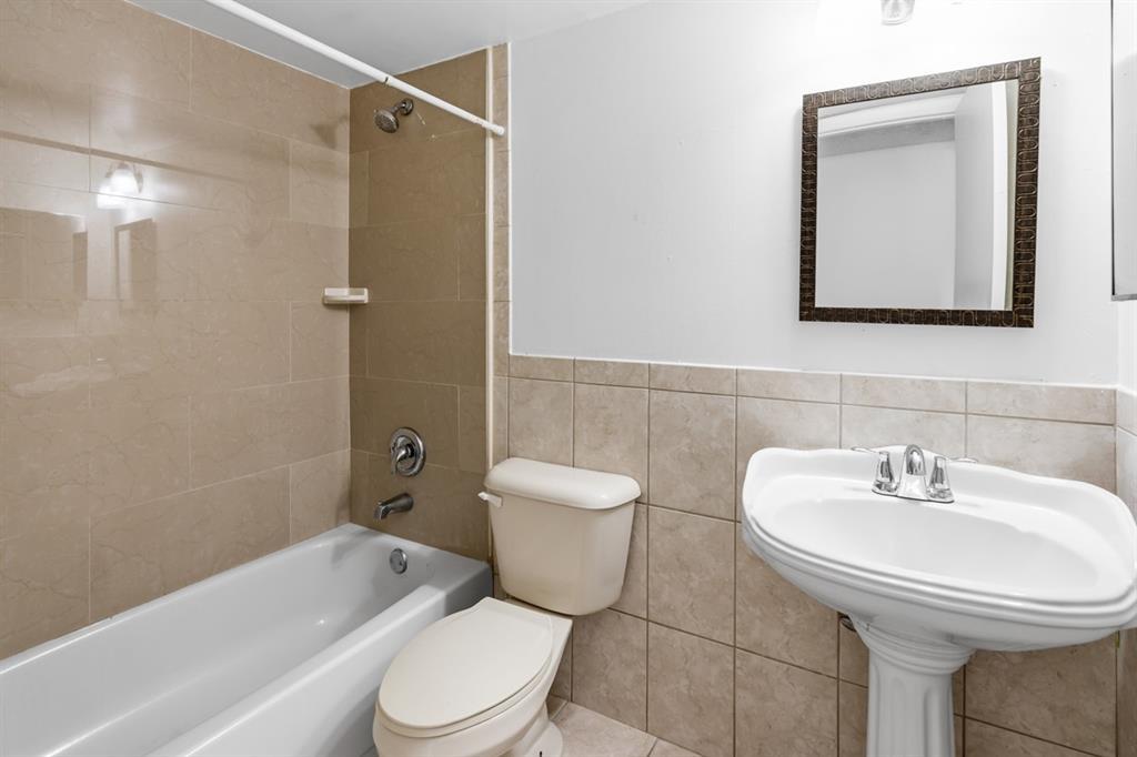 Building Photo - 6075 N Sabal Palm Blvd