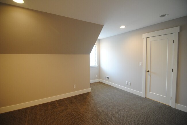 Building Photo - 1708/1710 Danny Boy Ln. Duplex