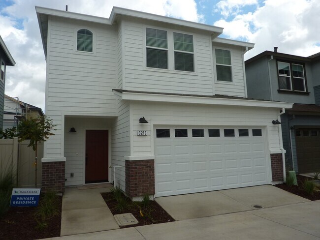 Primary Photo - Spacious 3-Bed, 2.5-Bath Home in Tahoe Par...