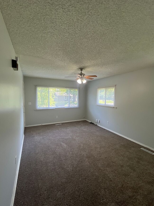 Building Photo - -Check out this cozy 2 bedroom 1 bathroom ...