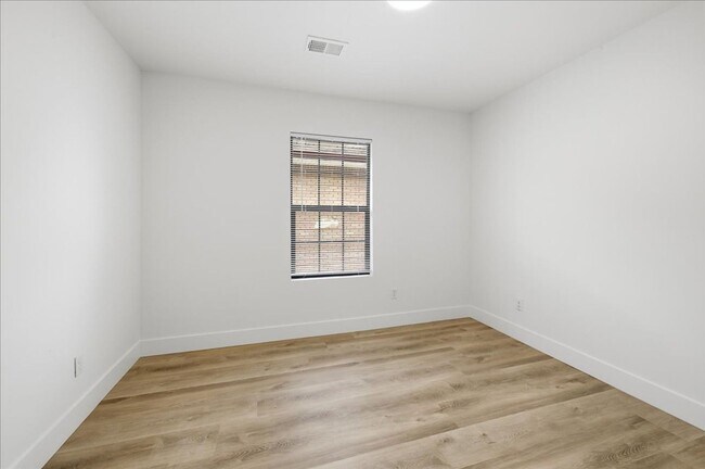 Building Photo - 1036 N Parker Ave