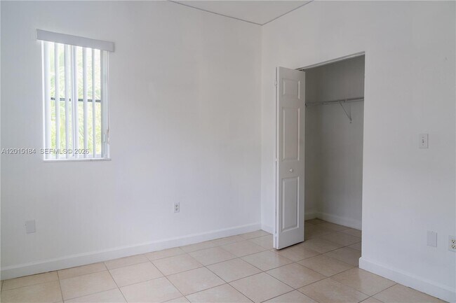 Building Photo - 379 NE 34th Ave