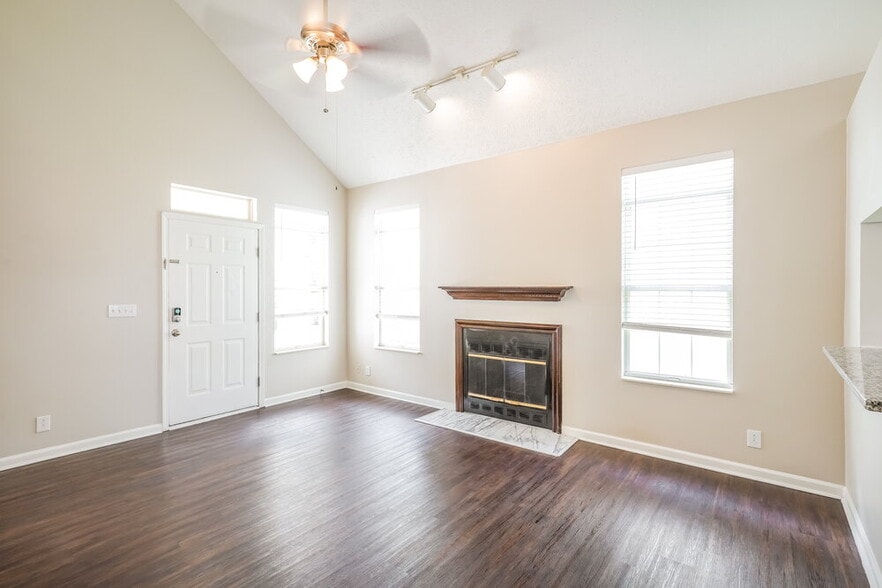 Building Photo - 909 Bexhill Ct S