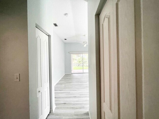 Building Photo - 704 Captains Dr