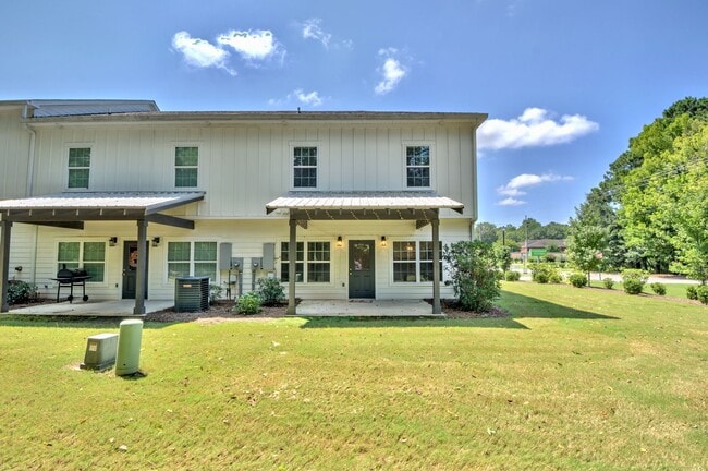Building Photo - Luxury 3-Bed, 3.5-Bath Townhome in Gatewoo...