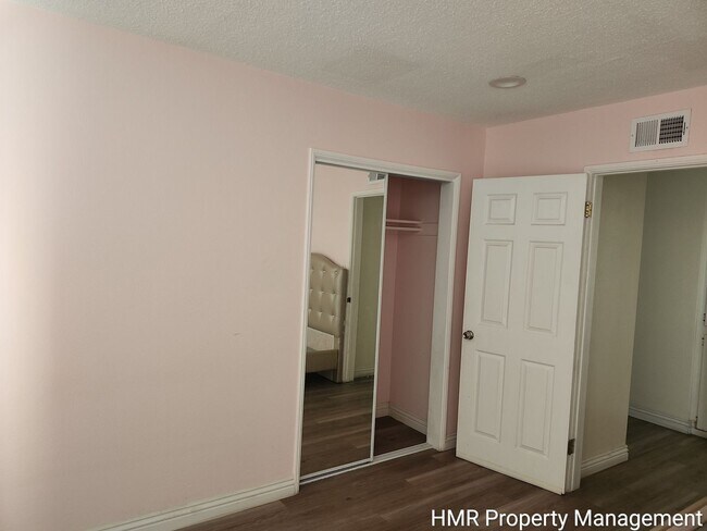 Building Photo - MOVE IN SPECIAL - Charming Single-Story Home