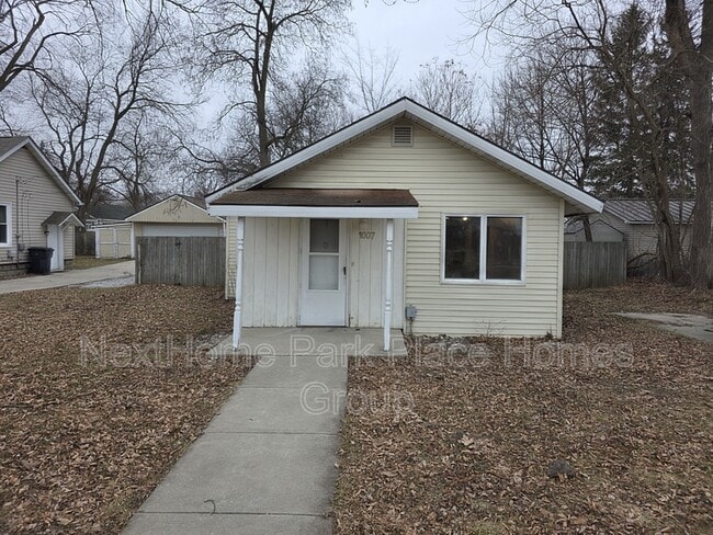 Building Photo - 1007 Fournie St