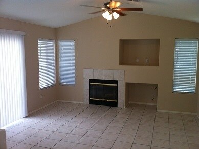 Building Photo - 4 bed 2 bath hm located in The Seasons SW ...