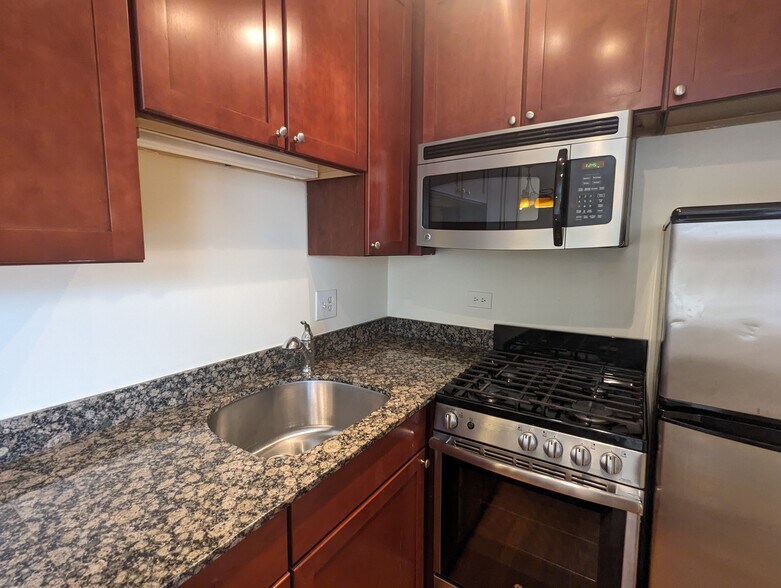 Building Photo - 630 W Wrightwood Ave
