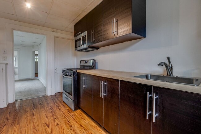 Building Photo - 2027 Eccles St