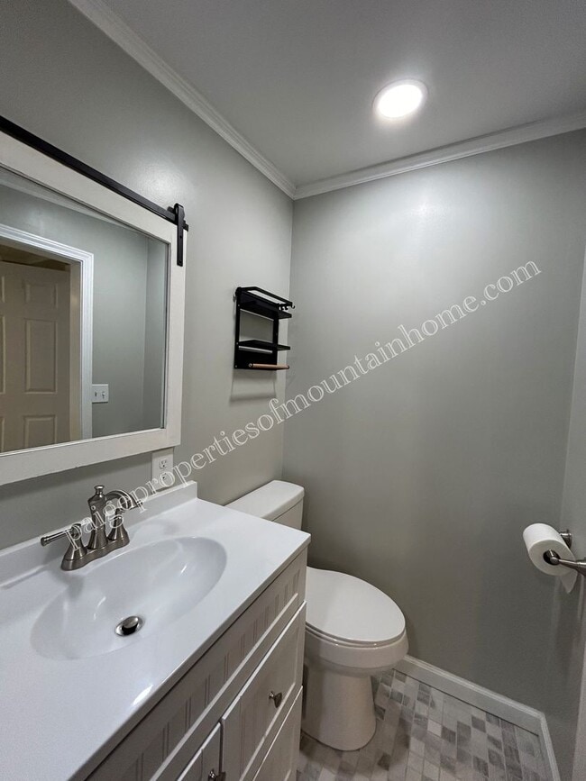 Building Photo - Stunning 4-bedroom, 2-bath Home with Attached Garage