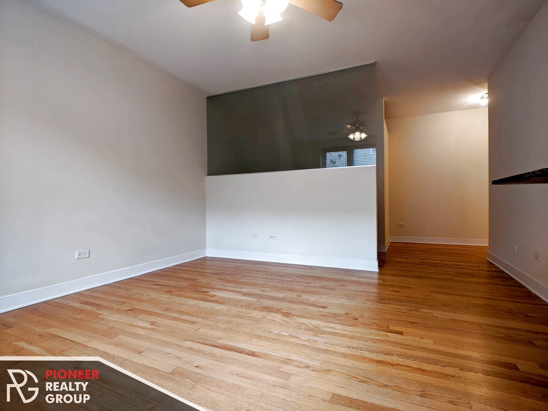 Building Photo - 643 W Wrightwood Ave