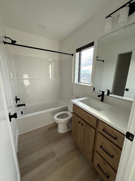 Building Photo - 43 N 100 E