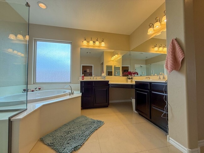 Building Photo - Luxury 6/BD 4.5/BA Large Furnished Home with Dual Primary Suites in Gated Community