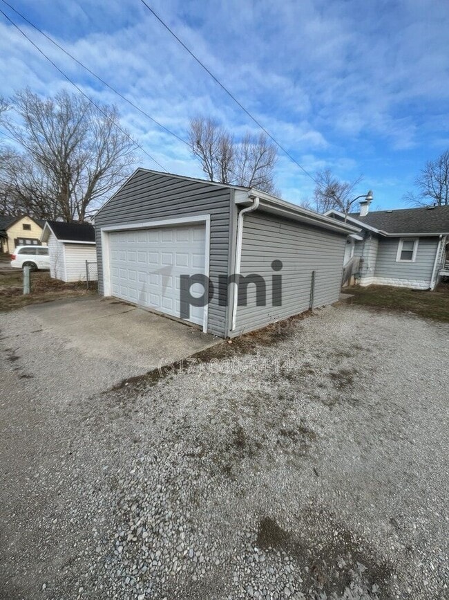 Building Photo - 1425 W Washington St