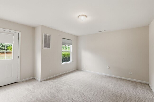 Building Photo - 1502 Sharon Rd W
