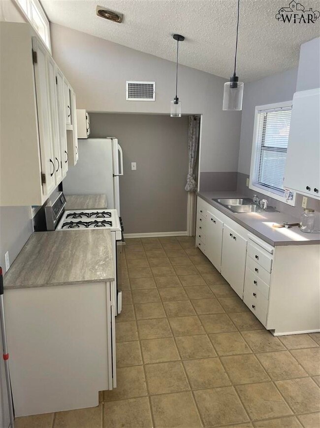 Building Photo - 4300 Barnett Dr