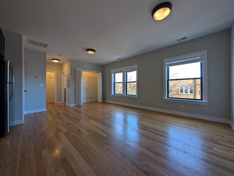 Building Photo - 2203 W Eastwood Ave