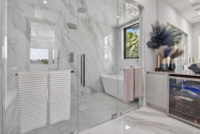 Building Photo - 334 Isle of Capri Dr