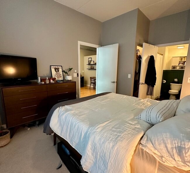 Building Photo - 660 W Wayman St