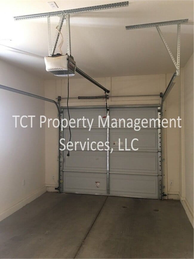 Building Photo - Upgraded Beautiful 3 bedroom 2.5 bath townhouse in The Cottages