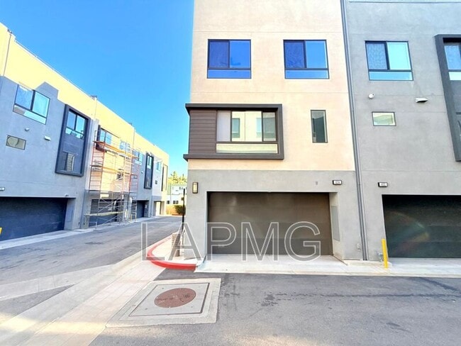 Building Photo - 4334 N Jimson Rd