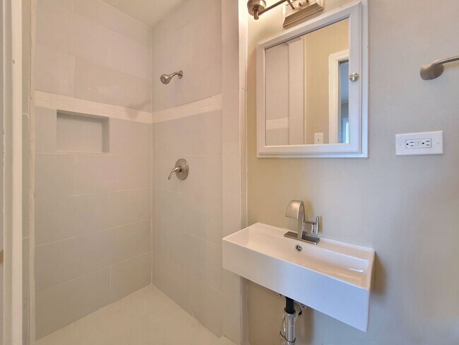 Building Photo - Cutest Bungalow in the Heart of Hapeville 3 bed/2 bath