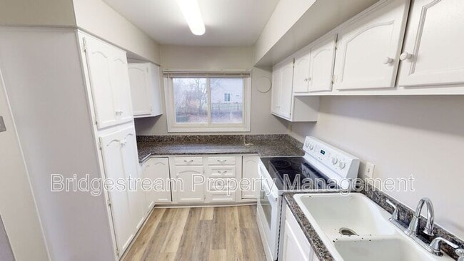 Building Photo - 1700 Dutchess Ave