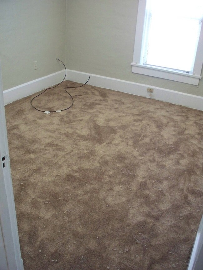 Building Photo - Beautiful Bungalow with heart-of-pine floors