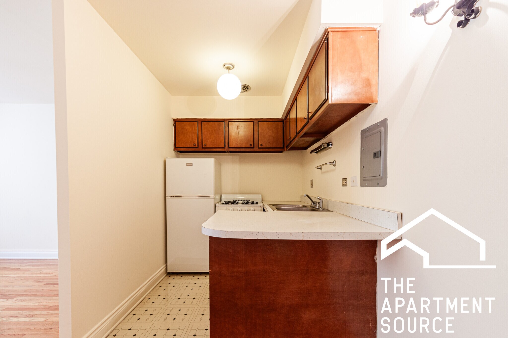 Building Photo - 665 W Wrightwood Ave